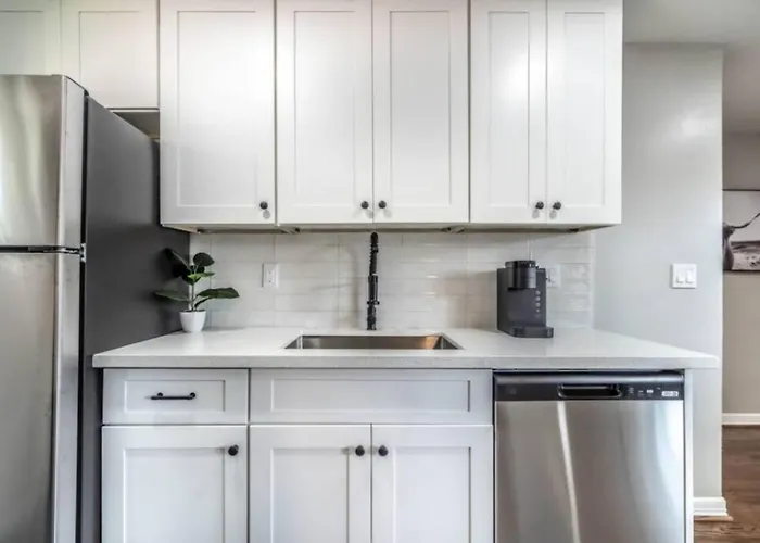 Roomy Urban Apartment Montrose! Free Parking #3